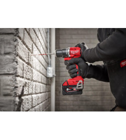 Дрель-шуруповерт аккумуляторная ударная Milwaukee M18 BLPDRC-202C
