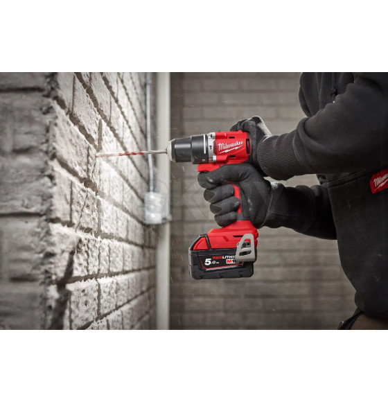 Дрель-шуруповерт аккумуляторная ударная Milwaukee M18 BLPDRC-202C (4933492822) 