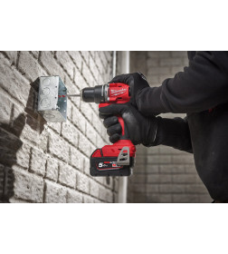 Дрель-шуруповерт аккумуляторная ударная Milwaukee M18 BLPDRC-202C