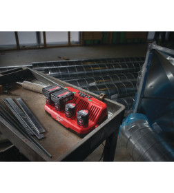 Зарядное устройство Milwaukee M12 C4