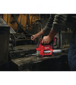 Шприц для смазки Milwaukee M18 GG-201C (Li-Ion2Ач)