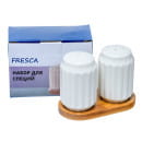 Набор для специй фарфоровый 2 пр. на бамбуковой подставке 12*6 см: солонка, перечница (арт. PJ03422, код 274000) (PJ03422) 