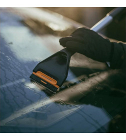 Щетка для снега 63см со скребком Plus FISKARS