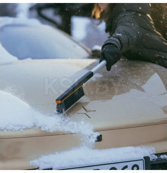 Щетка для снега 76см со скребком Plus FISKARS (1078494) 