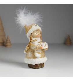 Фигурка "Девочка в шапке-сове, в золотистой шубке, с подарком" 6х5,5х11,5 см